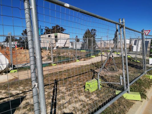 Wysokie tymczasowe ogrodzenie zabezpieczające o wysokości 1,8 m, siatka zewnętrzna o wymiarach 60 * 60 mm