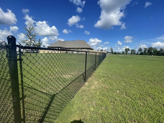 Sprzedaż hurtowa Ogrodzenie o szerokości 6 stóp 7 stóp 9 gauge 10 gauge 11 gauge Czarny winylowy PVC powlekany gorąco ocynkowany Ogrodzenie łańcuchowe połączone z galwanizacją