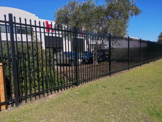 Wyposażenie fabryczne 5FT Czarny żelazo wykute Ogrodzenie łatwe do złożenia 3 szyny Rurowy panel ogrodzenia do basenu