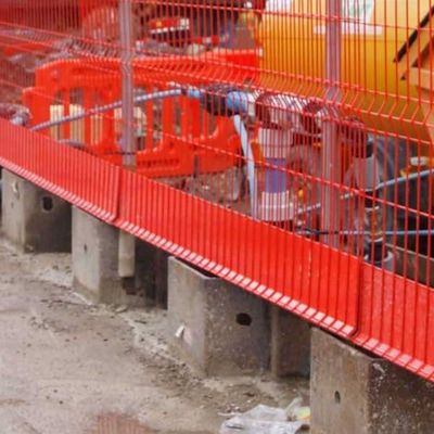 Wolnostojąca barierka zabezpieczająca krawędzie z samonośną podstawą