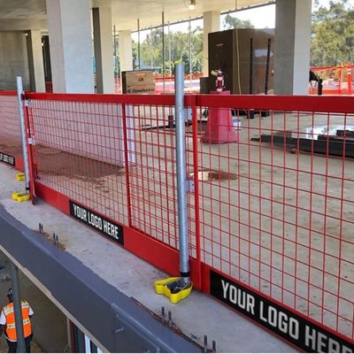 Bariera zabezpieczająca krawędzie o szerokiej podstawie. Zwiększona stabilność. Zapobiega przewróceniu się pod wpływem wiatru