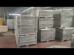 Okrągłe słupki ocynkowane ogniowo są w trakcie pakowania