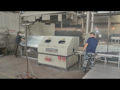 Trwa wiercenie słupków ogrodzeniowych w celu zamocowania akcesoriów