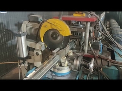 Słupek brzoskwiniowy jest docinany na wymiar wymagany przez klienta