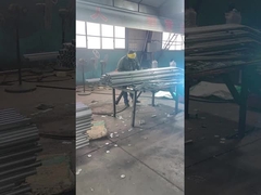 Łącznik ogrodzenia jest przyspawany do słupka ogrodzenia