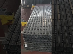 Trwa układanie słupków poręczy