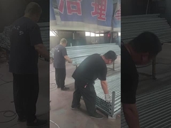 Trwa polerowanie i układanie słupków ogrodzeniowych