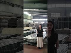 Ogrodzenie z drutu kolczastego na stacji kolejowej