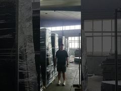 ogrodzenie zabezpieczające z żelazną paletą w kolorze czarnym