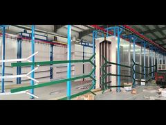 Y słupek malowany proszkowo w kolorze zielonym jest wyposażony w ogrodzenie zabezpieczające